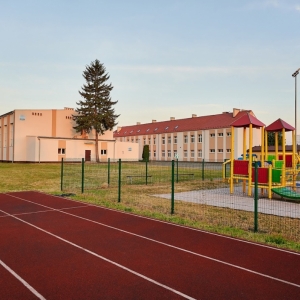 Widok szkoły od strony boiska sportowego
