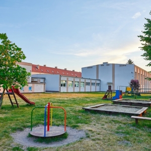 Widok szkoły od strony placu zabaw przedszkola