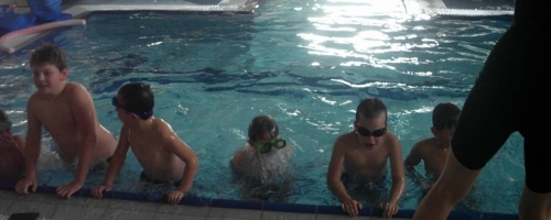 Uczniowie klasy III uczą się pływać